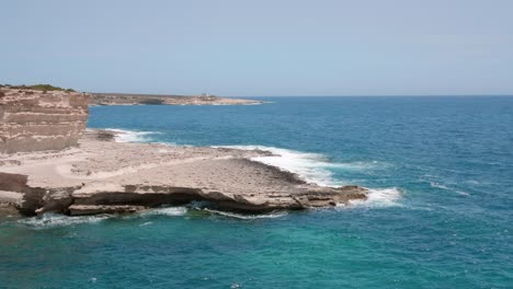 Vista-De-Las-Olas-Del-Océano-Salpicadas-Contra-El-Fondo-De-Las-Rocas,-Costa-De-Malta