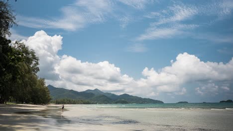 Zeitraffer-Von-Kumulus--Und-Cirruswolken,-Die-Sich-über-Dem-Küstenstrand-Auf-Der-Tropischen-Insel-Koh-Chang-In-Thailand-Bilden