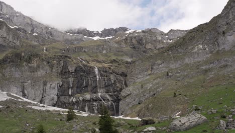 Beeindruckende-Bergkette-Mit-Mehreren-Wasserfällen-In-Der-Schweiz