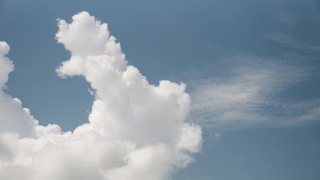 Zeitraffer-Von-Kumulus--Und-Cirruswolken,-Die-Sich-Am-Blauen-Himmel-Bilden
