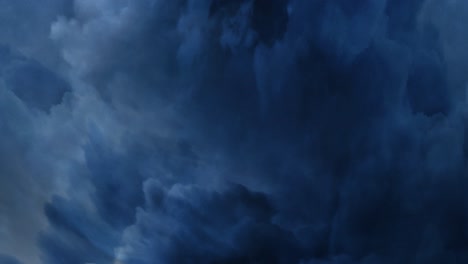Punto-De-Vista,-Las-Tormentas-Eléctricas-Ocurren-En-Nubes-Espesas-En-El-Cielo-Azul