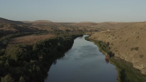 Drohne-Schoss-über-Einen-Wunderschönen-Fluss-In-Marokko