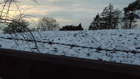 Stacheldrahtzaun-Mit-Schneebedecktem-Feld-Im-Hintergrund-Winter