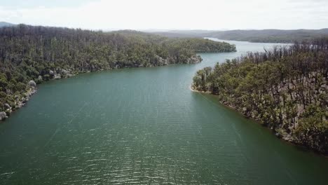 Rising-drone-footage-over-the-Mallacoota-Inlet,-in-eastern-Victoria,-Australia,-December-2020,-a-year-after-wildfires-affected-the-region