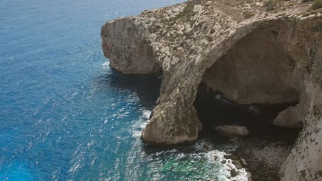 Vista-Aérea-De-La-Caverna-De-La-Gruta-Azul-En-La-Costa-De-Malta