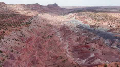 El-Dron-Vuela-Sobre-Una-Formación-Rocosa-Colorida-Cerca-De-La-Ciudad-De-Tuba,-Arizona