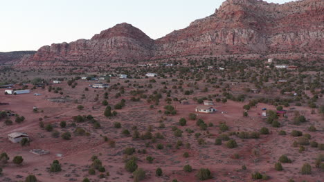 Fliegen-über-Einer-Navajo-Gemeinde-In-Der-Nähe-Des-Bergrückens