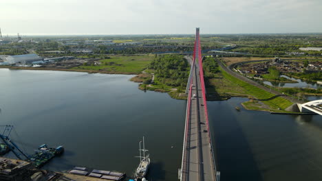 Tráfico-En-El-Tercer-Milenio-Puente-Juan-Pablo-Ii-Sobre-Aguas-Tranquilas-Del-Río-Martwa-Wisla-En-Gdansk,-Polonia