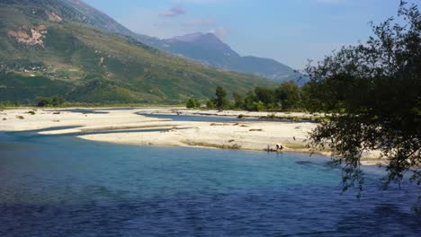 Blaues-Herz-Europas,-Der-Fluss-Vjosa-In-Albanien-Ist-Der-Letzte-Lebende-Wildfluss-In-Gefahr
