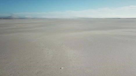 Rising-drone-footage-over-the-salt-flats-of-Lake-Tyrell,-in-north-west-Victoria,-May-2021