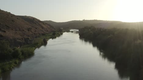 Drone-Vuela-Sobre-Un-Hermoso-Río-En-Marruecos-Llamado-Oum-Rabii-Con-Vistas-A-Boulaouane-Kasbah