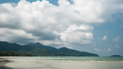 Zeitraffer-Von-Kumulus--Und-Cirruswolken,-Die-Sich-über-Dem-Küstenstrand-Auf-Der-Tropischen-Insel-Koh-Chang-In-Thailand-Bilden