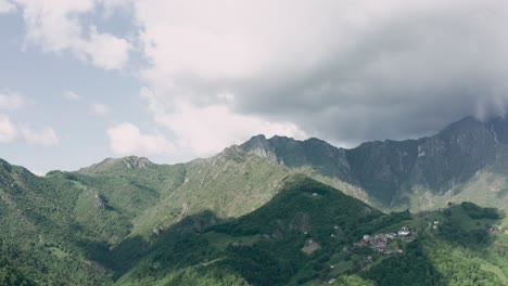 Tolle-Luftaufnahme-Der-Orobischen-Alpen-Und-Des-Himmels-Mit-Wolken