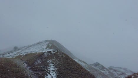 Trostloser-Grauer-Kalter-Schneebedeckter-Berggipfel-Während-Des-Schneesturms