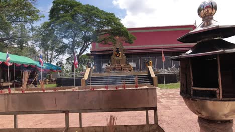 Ofrenda-De-Incienso-Frente-A-Un-Templo-Moderno-En-El-Templo-De-Wat-Bang-Kung-En-Tailandia
