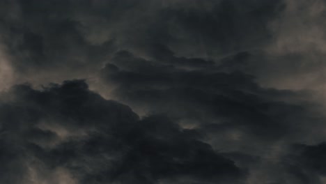 Unebene-Grate-Der-4k-Wolken-Fliegen-Am-Himmel