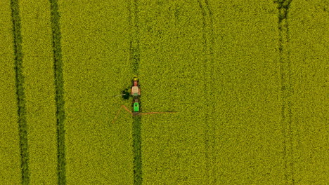 Tractor-Agrícola-Con-Pulverizador-Rociando-Herbicidas-Y-Pesticidas-De-Campo-Agrícola