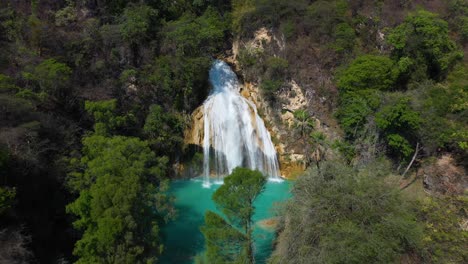 Tropischer-Wasserfalldschungel-In-Exotischer-Regenwaldlandschaft,-4k-luftbild