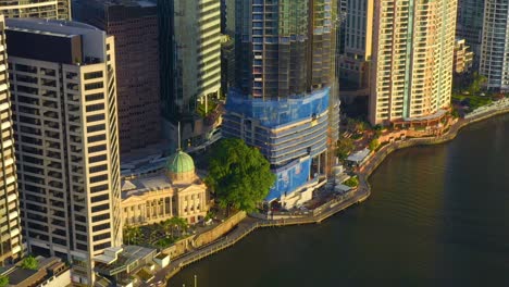 Customs-House-Restaurant-And-Under-Construction-Building-Of-443-Queen-Street-At-The-Riverbank-In-Brisbane-City,-Australia