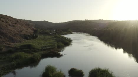 Pájaro-Vuela-Sobre-Un-Hermoso-Río-En-Marruecos