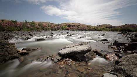 Langzeitbelichtungszeitraffer-Eines-Wunderschönen-Flusses-In-Marokko,-Boulaouane
