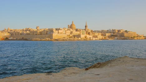 Vista-Panorámica-De-Las-Murallas-Costeras-De-La-Capital-Valletta-En-Malta