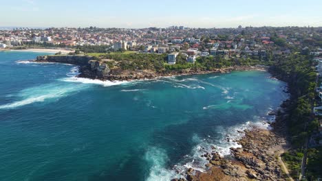 Blue-Ocean-Waves-Crashing-On-Cliff---Gordon's-Bay-In-Coogee,-Sydney,-Australia