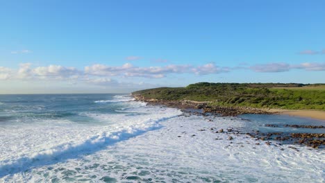 Kleine-Felsen-Am-Sandufer-Und-In-Der-Grünen-Landschaft-Von-Maroubra-In-Sydney,-Australien