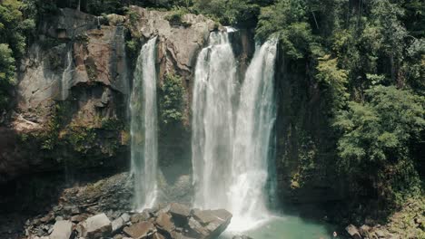 Bäche,-Die-Aus-Steilen-Waldhügeln-Im-Naturpark-Nauyaca-Wasserfälle-In-Costa-Rica-Fließen