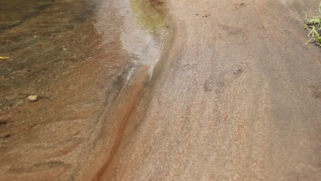 Der-Fluss-Ist-Schnell-Mit-Braunem-Sand