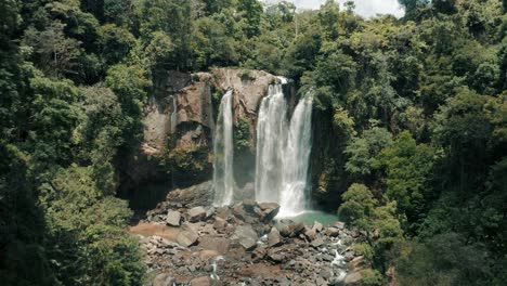 Luftaufnahme-Der-Nauyaca-wasserfälle-Mit-Unberührtem-Wasser,-Das-In-Den-Felsigen-Fluss-In-Costa-Rica-Fließt