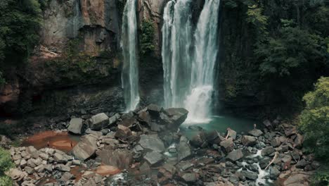Touristen-Auf-Felsen,-Die-Das-Wasser-Bewundern,-Das-Von-Den-Nauyaca-wasserfällen-In-Costa-Rica-Sprudelt