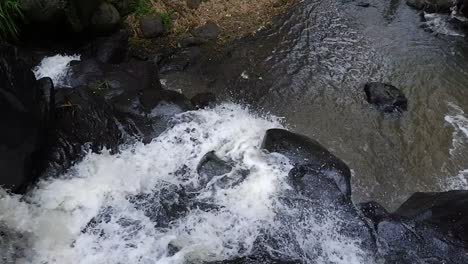 Der-Fluss,-Der-Von-Der-Spitze-Des-Wasserfalls-Fließt
