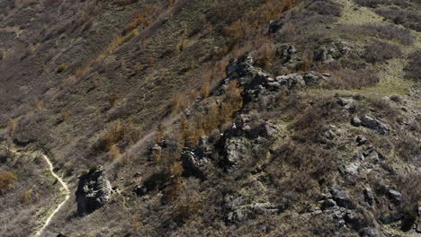 Toma-Aérea-Inversa-De-Drones-Del-Paisaje-Del-Cañón-De-Roca-En-Utah