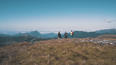 Hikers-on-beautiful-mountain-peek-scenery,-Araçatuba-Mountain,-Paraná,-Brazil
