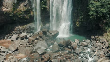 Impresionantes-Vistas-De-Las-Cascadas-De-Nauyaca-Que-Fluyen-Desde-Las-Montañas-Rocosas-En-Costa-Rica