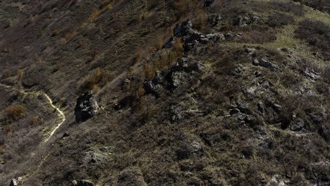 Luftdrohnenaufnahme-Eines-Ausgebrannten-Felsigen-Abhangs-In-Der-Nähe-Von-Rock-Canyon,-Utah