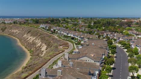 Aerial-view-of-cliff-side-housing-in-Newport-Beach,-California