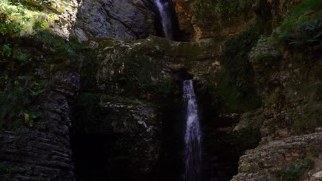 Wasser,-Das-Durch-Höhlenklippen-Auf-Felsformationen-In-Der-Nähe-Des-Tals-Des-Flusses-Vjosa-In-Albanien-Fällt