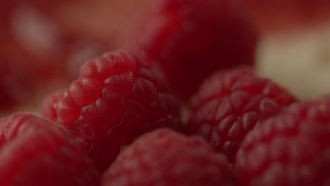 Köstliche-Erdbeer-Himbeer-Marmelade,-Die-Während-Der-Frühstücksmahlzeit-Auf-Toast-Verteilt-Wird,-Nahaufnahme-Makroaufnahme