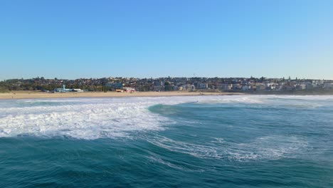 Townscape-At-The-Waterfront-Of-The-Blue-Beach-Of-Maroubra-In-Sydney,-Australia