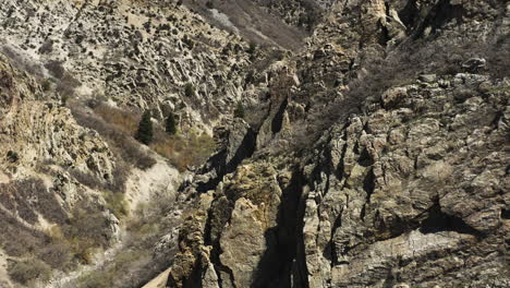 Schroffe-Klippen-An-Wanderwegen-Im-Rock-Canyon,-Utah---Antenne