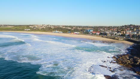 Foamy-Ocean-Waves---Beautiful-Townscape-Of-Maroubra-At-The-Seashore-In-Sydney,-Australia