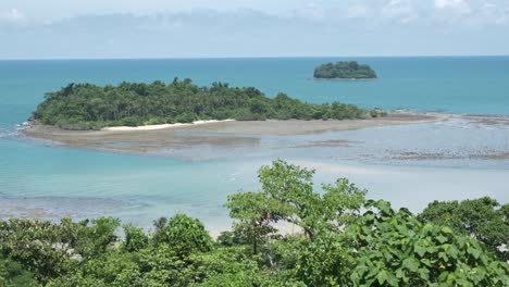 Schöne-Statische-4k-aufnahme-Mit-Malerischem-Aussichtspunkt-Von-Koh-Chang-Mit-Blick-Auf-Den-Ozean-Und-Kleinere-Inseln-In-Einem-Sommerurlaub-In-Thailand