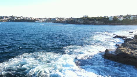 Ozeanwellen-An-Der-Felsigen-Küste-Der-Clovelly-Bay-Mit-Blick-Auf-Die-östlichen-Vororte-In-Sydney,-Australien