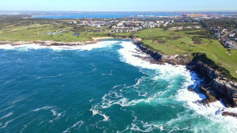 Turquoise-Blue-Water-Of-The-Beach-And-Green-Meadow-In-Little-Bay-Suburb-In-South-Eastern-Sydney