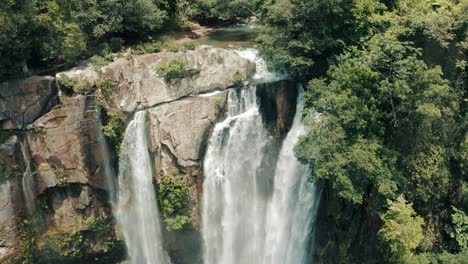 üppige-Grüne-Bäume-Auf-Bergklippenwald-In-Den-Nauyaca-wasserfällen,-Costa-Rica