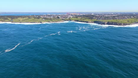 Distant-View-Of-The-Greenfield-With-The-Townscape-At-The-Coastline-Of-Little-Bay-In-South-Eastern-Sydney,-Australia