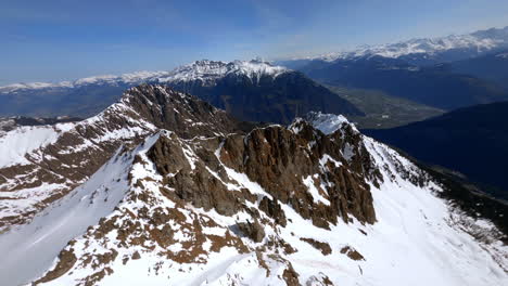 Cresta-Empinada-En-La-Montaña-Alpina-En-La-Estación-De-Esquí-Les-Marecottes-Volando-Hacia-El-Valle-Del-Ródano-En-Valais,-Suiza