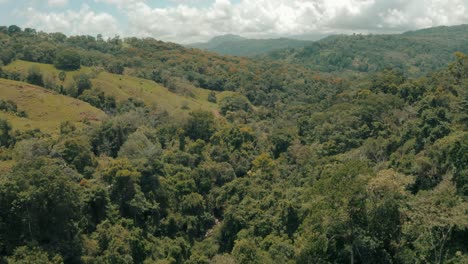 Montañas-Boscosas-Con-Vegetación-Exuberante-En-El-Parque-Natural-De-Las-Cascadas-De-Nauyaca-En-La-Provincia-De-Puntarenas,-Costa-Rica